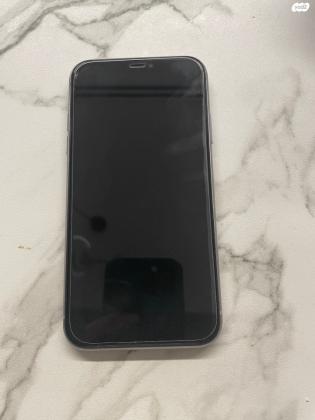 מוכרת אייפון 11 סגול, במצב