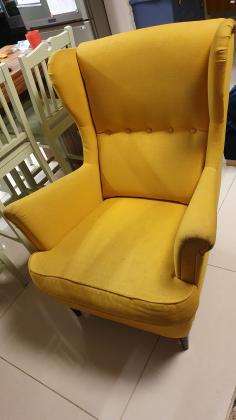 כורסא של איקאה, צבע חרדל,