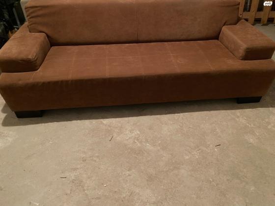 ספה בצבע חמרה במצב חדיש