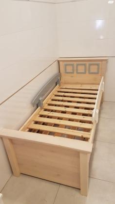 מיטה של עצמלא בצבע אלון