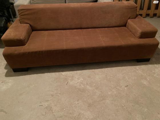 ספה בצבע חמרה במצב חדיש