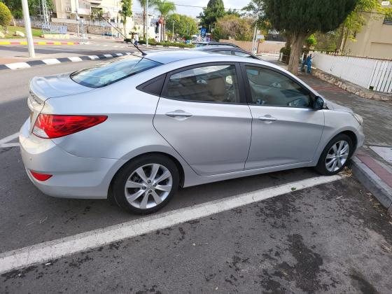 יונדאי i25 (2013)