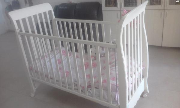 מיטת תינוק של "משכל" מיטת תינוק "משכל"