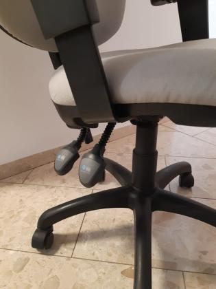 כיסא מחשב של חברת צרעה,