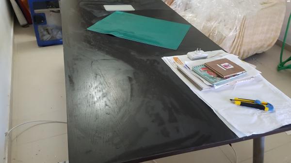 שולחן עבודה ענק של איקאה