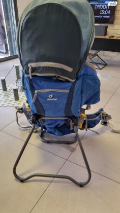מנשא לטיולים של חברת Deuter,