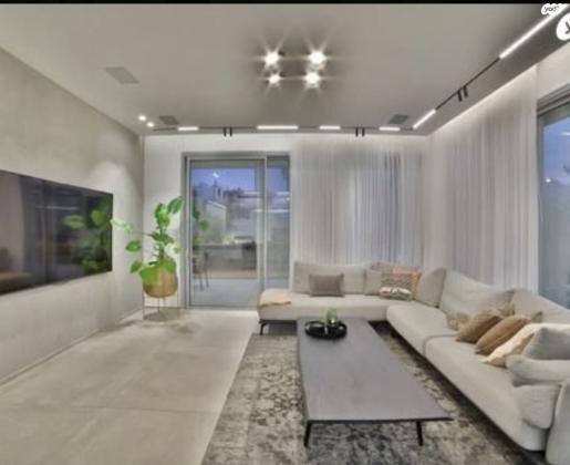 אורי אלמוג 1 (קרית רבין)