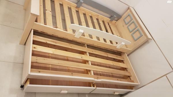 מיטה של עצמלא בצבע אלון