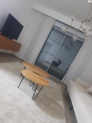 למכירה שני שולחנות ומזנון מעץ