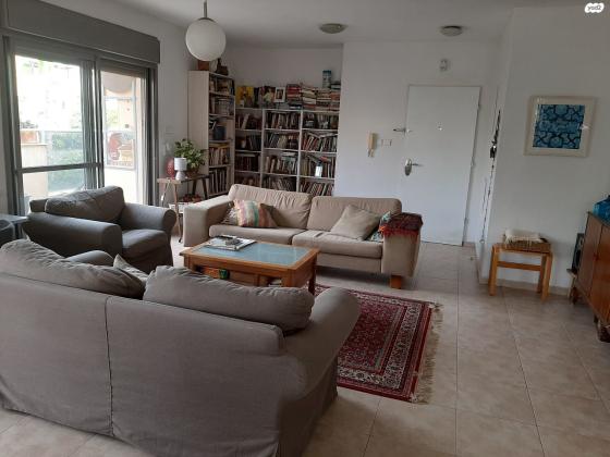 שדרות מנחם בגין 8 (נאות הראשונים)