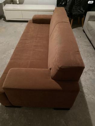 ספה בצבע חמרה במצב חדיש