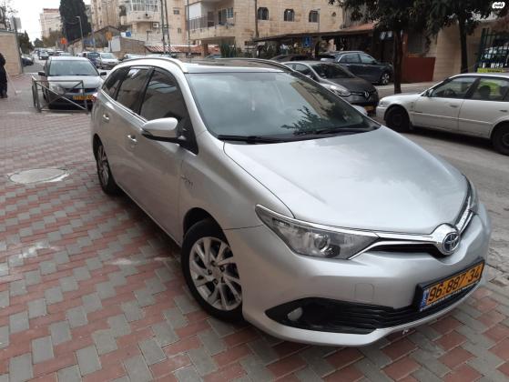 טויוטה אוריס הייבריד (2015)