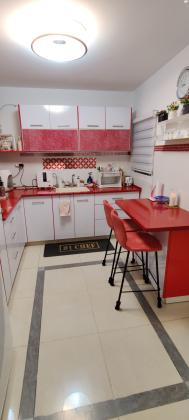 מטבח סנדוויץ אדום לבן במצב