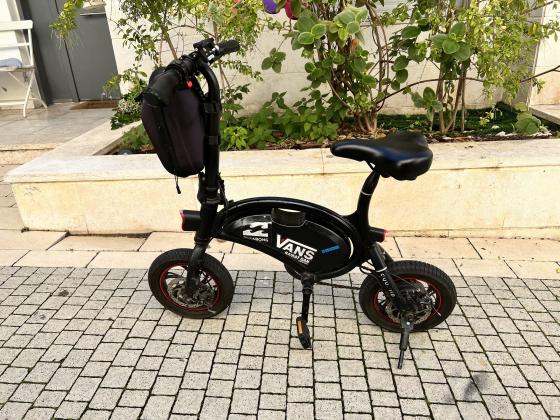 אופניים חשמליות מתקפלות קטנות עם