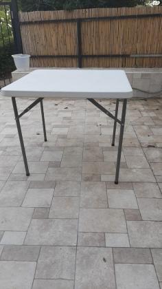 חמישה שולחנות של כתר פלסטיק