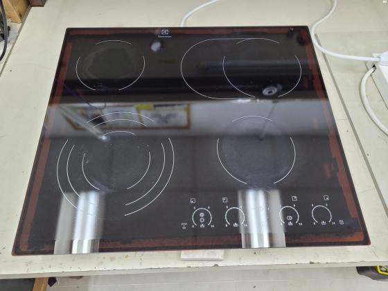 כיריים חשמליות דגם EHF6747FOK