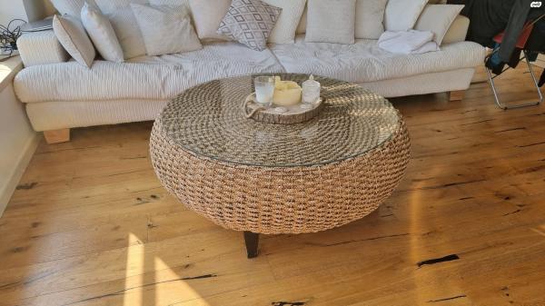 שולחן סלון מעוצב במצב מצוין