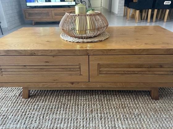 שולחן סלון עץ מלא במצב