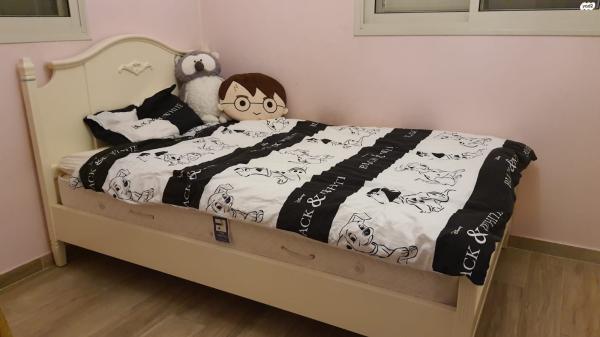 חדר נסיכות מושלם הכולל מיטה,