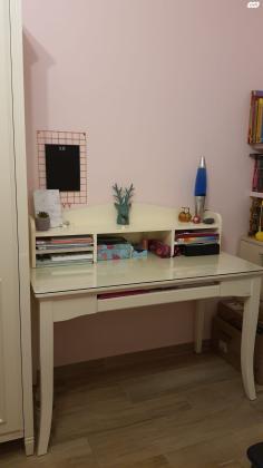 חדר נסיכות מושלם הכולל מיטה,