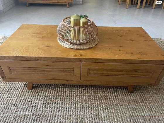 שולחן סלון עץ מלא במצב