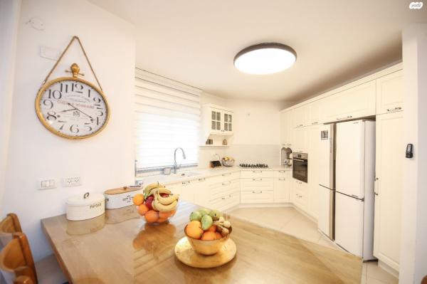 דקל הדום 15 (ניסן)