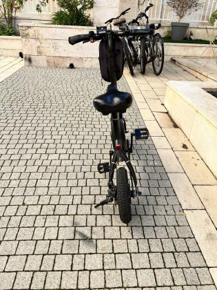 אופניים חשמליות מתקפלות קטנות עם