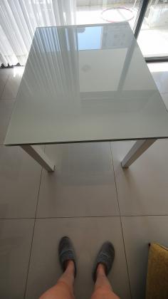 שולחן קליגריס לבן עם זכוכית