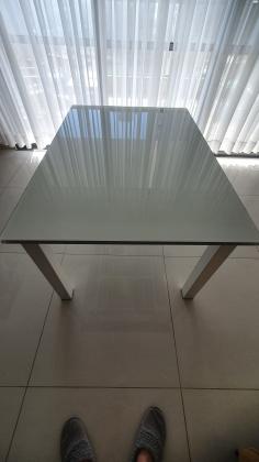 שולחן קליגריס לבן עם זכוכית