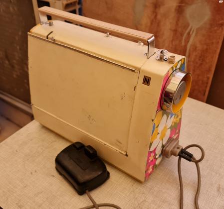 מכונת תפירה ביתית חשמלית עם דוושת הפעלה