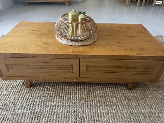 שולחן סלון עץ מלא במצב