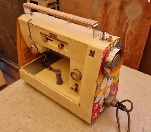 מכונת תפירה ביתית חשמלית עם דוושת הפעלה