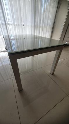 שולחן קליגריס לבן עם זכוכית