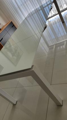 שולחן קליגריס לבן עם זכוכית