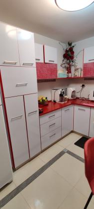 מטבח סנדוויץ אדום לבן במצב