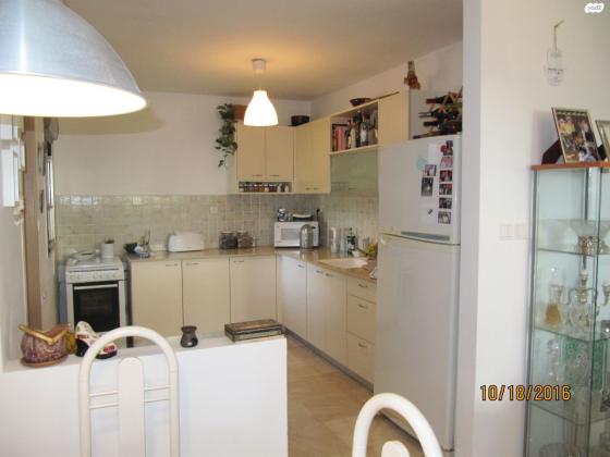 אורי צבי גרינברג 8 (אזורי חן)