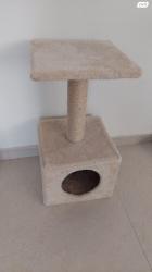 מתקן גירוד לחתול בעל שתי קומות