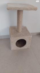 מתקן גירוד לחתול בעל שתי קומות