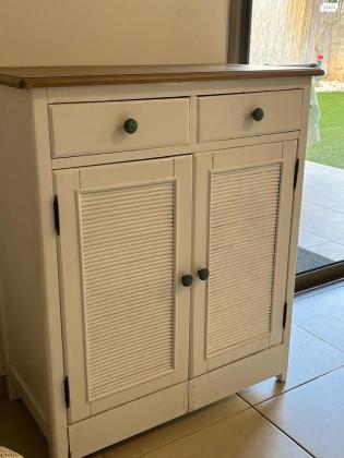 למכירה סט של מזנון ושידה