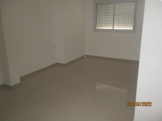 יוסף שפרינצק 32 (אחדות)