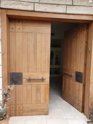 דלת חוץ מדהימה מעץ מלא