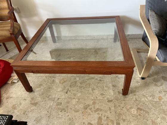 שולחן סיני לסלון עם דמויות