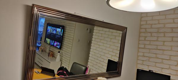 מראה גדולה לסלון עם מסגרת בצבע כסוף