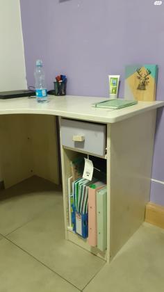 שולחן כתיבה פינתי של "עצמלה" לתלמיד 1