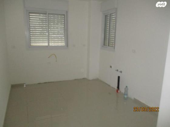 יוסף שפרינצק 32 (אחדות)