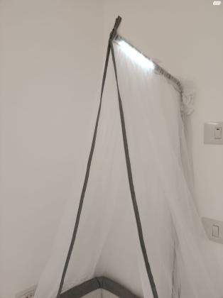 עריסה מתחברת למיטה של חברת