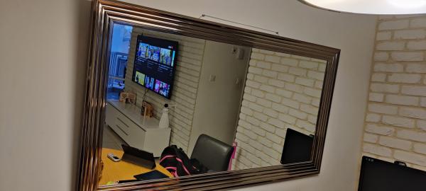 מראה גדולה לסלון עם מסגרת בצבע כסוף