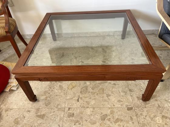 שולחן סיני לסלון עם דמויות