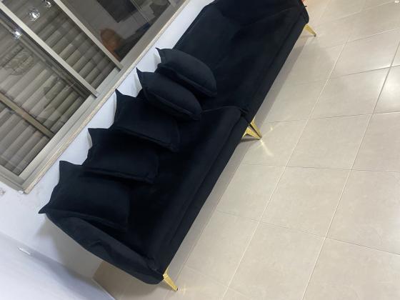 סלון קטיפה שחור עם חיבורים