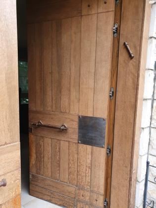 דלת חוץ מדהימה מעץ מלא